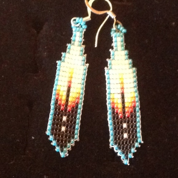 Navajo beaded feather earrings 1 blue 1 grey - Picture 2 of 3